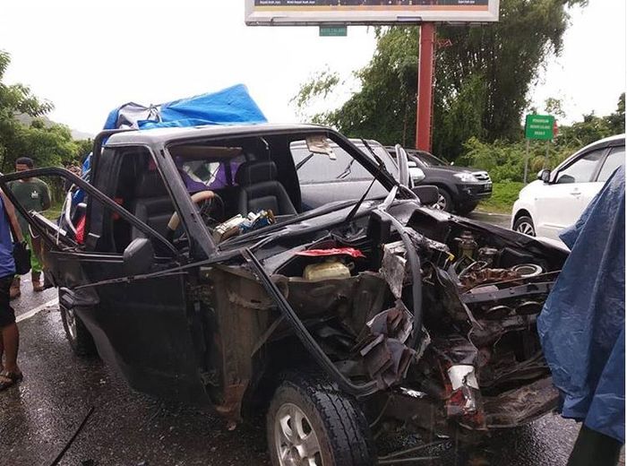 Kondisi Isuzu Panther usai dihajar Toyota Kijang Innova dan mobil lain