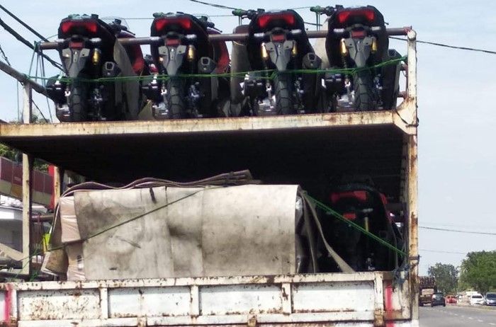 Honda ADV 150 terlihat dikirim oleh truk