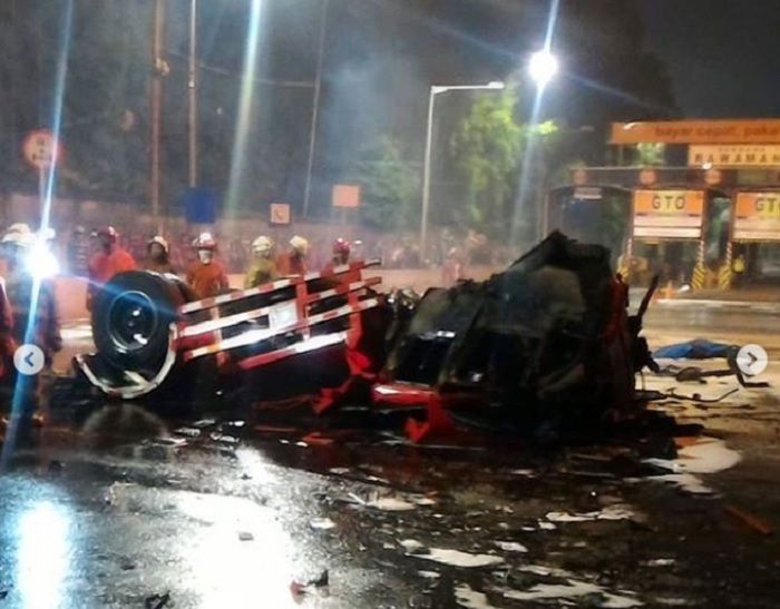 Kondisi bagian 'kepala' truk tangki BBM yang anjlok