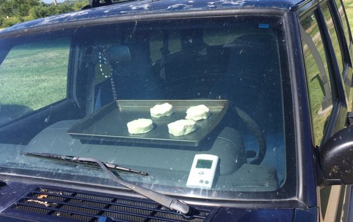 Biskuit yang belum matang ditaruh di dalam kabin mobil