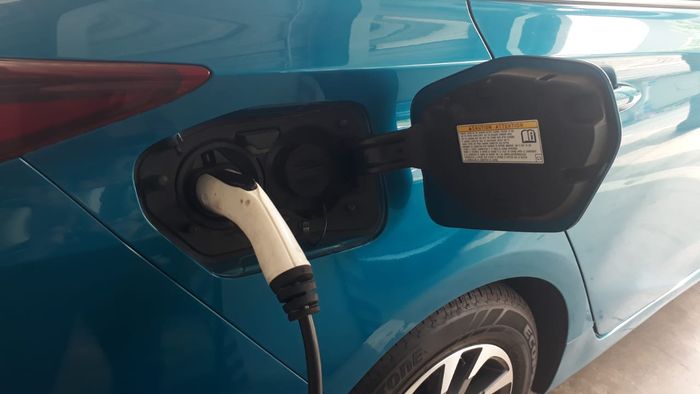 Punya soket plug-in bikin Prius PHV bisa manfaatkan motor listrik secara maksimal