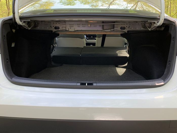 Ilustrasi bagasi Toyota Camry Hybrid yang luas bagasinya sama dengan total luas bagasi Chevrolet Corvette C8