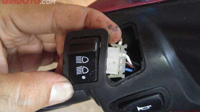 Ilustrasi saklar lampu terlepas dari batok di setang motor