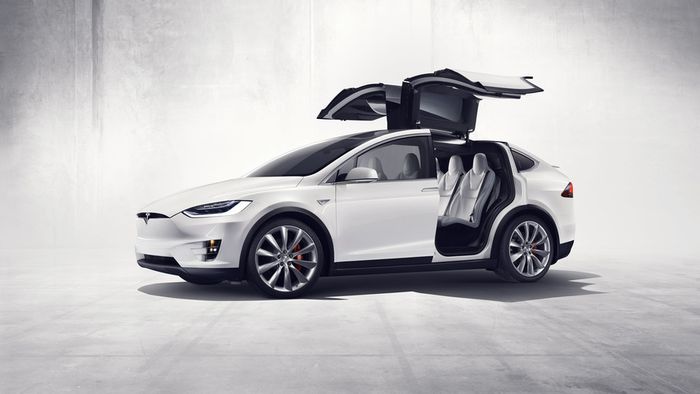 Tesla Model X yang pintunya menggunakan model gullwing