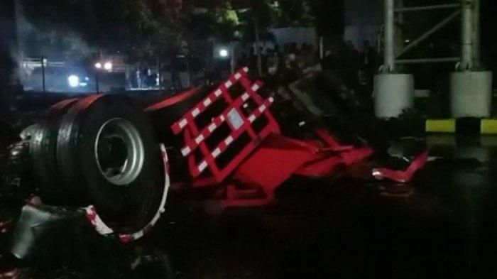 Kondisi kepala truk tangki pertamina ketika jatuh karena terbakar hebat