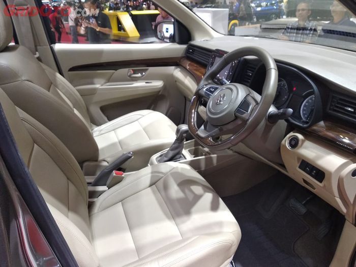 Jok gunakan kulit sintetis warna baige plus armrest di jok baris kedua