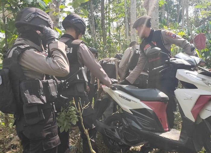 Motor hasil kejahatan dibuang ke kebun oleh pelaku dan ditemukan Tim Cobra Polres Lumajang.