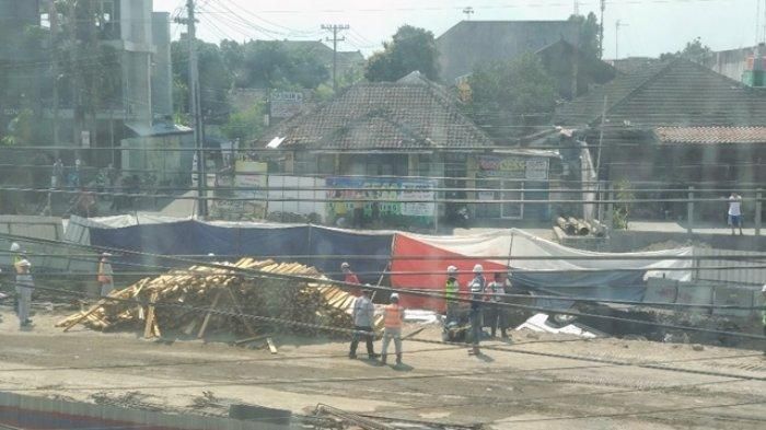Proses evakuasi truk dan Land Rover milik turis Australia yang tergelimpang ke dalam lubang proyek Underpass Kentungan, Yogyakarta