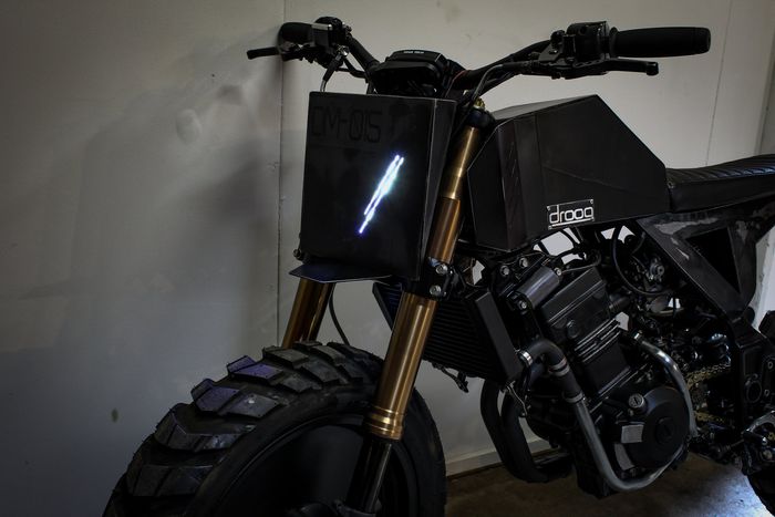 Number plate depan dan lampu LED melintang jadi ciri khas Droog Moto
