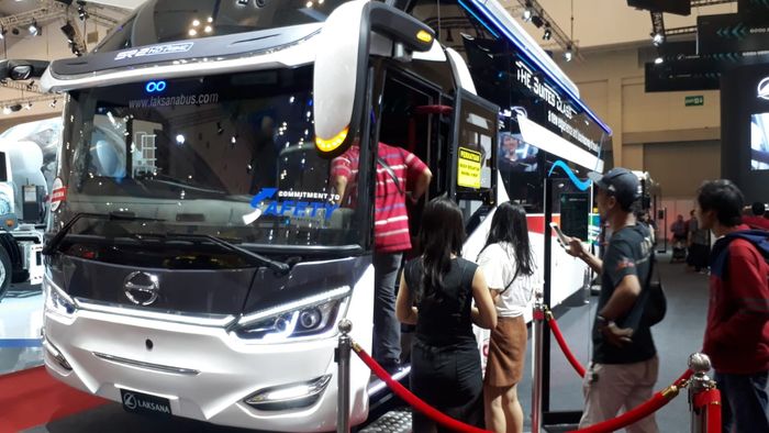 Pengunjubg antre untuk melihat Bus Suites Class dari Laksana