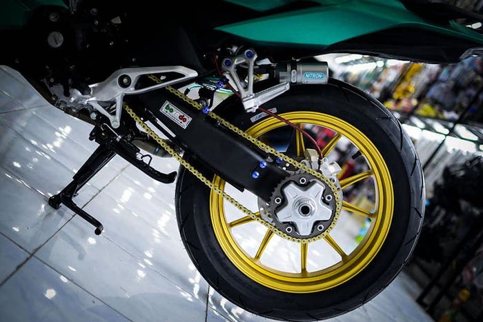 Lihat tuh kaki belakangnya, pakai monoarm ala NSR 150 SP