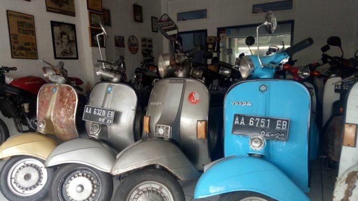 Deretan Vespa seken lawas yang dijajakan di sebuah showroom motor bekas di Yogyakarta.