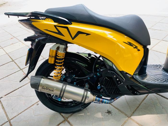 Enggak ketinggalan knalpot LeoVince