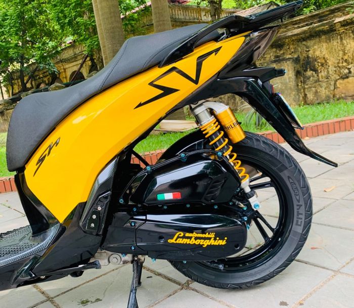 Suspensi belakang pakai Ohlins