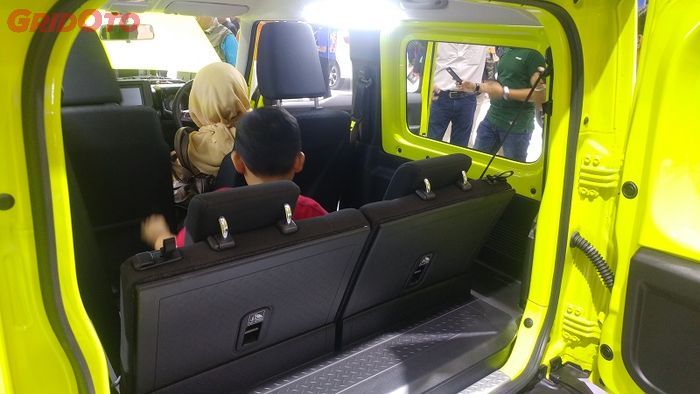 Jok baris kedua Suzuki Jimny bisa dilipat