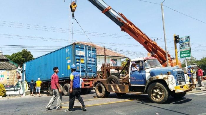 Truk Kontainer yang menabrak puskesmas Boyolali 