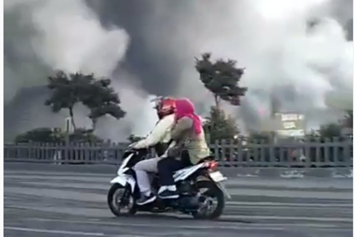 Pemotor rekam erupsi gunung Tangkuban Parahu