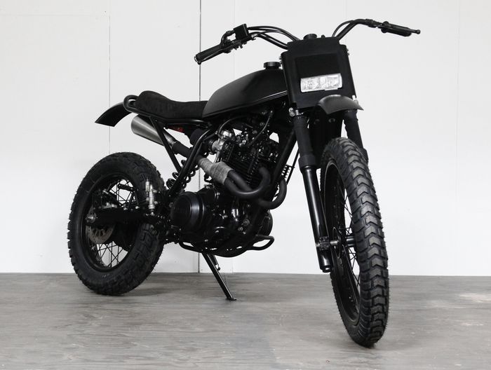 Tampangnya kelihatan serem karena diberi kelir hitam legam