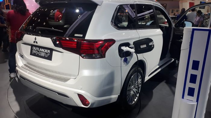 Pengecasan baterai Mitsubishi Outlander PHEV di GIIAS 2019