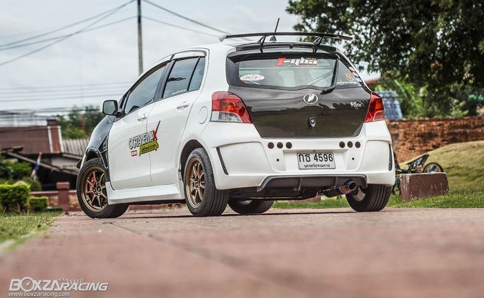 Tampilan belakang juga diubah bergaya racing