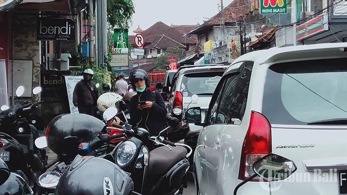 Kondisi bahu jalan di Mongkey Forest, Ubud yang dijadikan tempat parkir kendaraan sekalipun telah dipasang larangan parkir, Jumat (26/7/2019). 