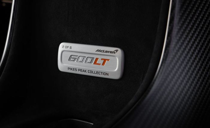 Badge plakat yang menandakan mobil ini masuk dalam golongan extremely limited