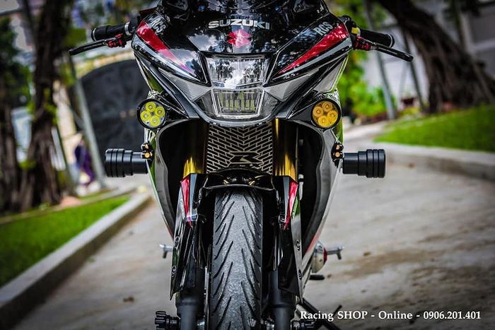 Ada tambahan lampu LED L4 di depan sehingga mirip Yamaha R1