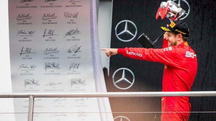 Wajah puas Sebastian Vettel menerima trofi untuk podium kedua F1 Jerman