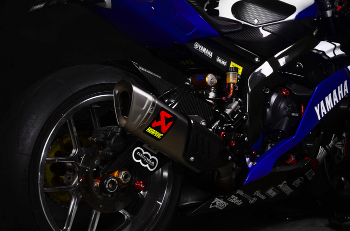 Knalpot akrapovic terpasang di Yamaha YZF-R6 Revs Moto Shop