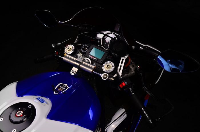 Beberapa panel carbon terpasang termasuk di panel spidometer