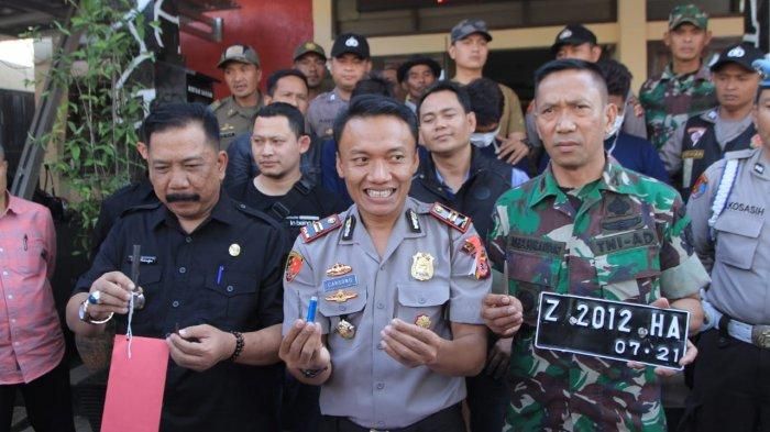 Kapolsek Ibun, Iptu Carsono memperlihatkan barang bukti kunci ajaib pembuka magnet penutup kunci kontak