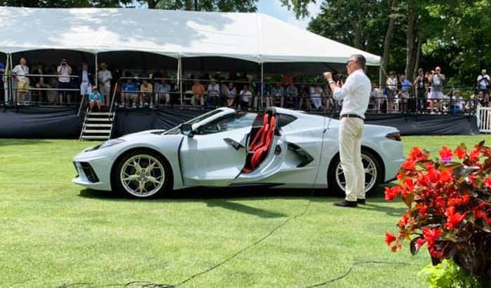 Michael Simcoe mempresentasikan Chevrolet Corvette C8 Stingray pada acara