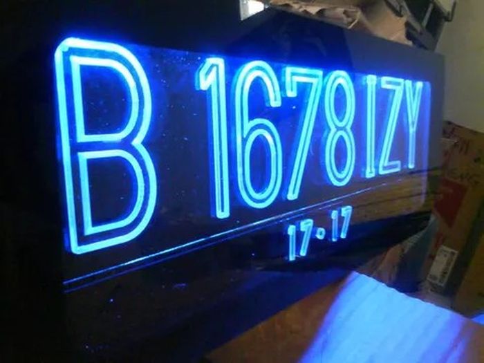 Pelat nomor dengan pencahayaan khusus