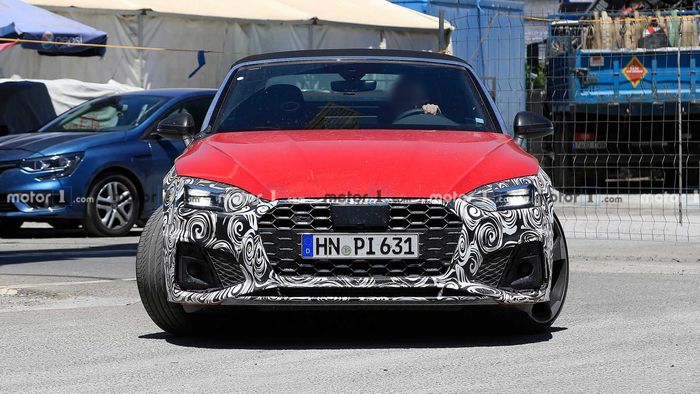 Audi S5 Cabrio sedang melaju di jalan yang tertangkap kamera.
