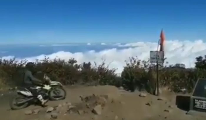 Crosser yang mendaki kepuncak Gunung Lawu mengunakan sepeda motor.