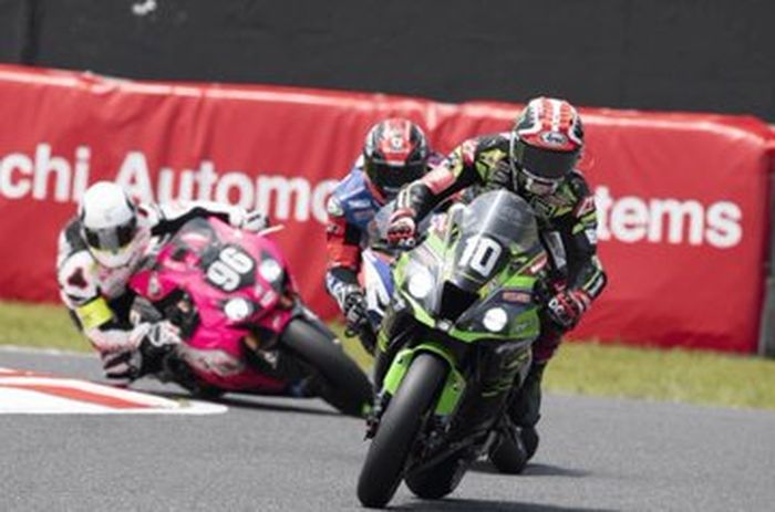 Jonathan Rea (10) saat sedang memimpin Suzuka 8 Hours 2019 dengan Kawasani Ninja ZX-10RR