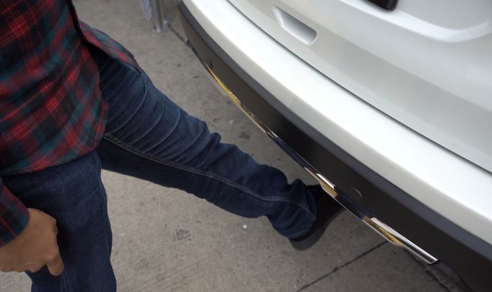 Buka bagasi Nissan X-Trail cukup mengayunkan kaki di bawah bumper