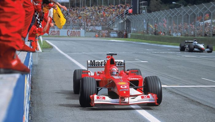 Michael Schumacher mengendarai mobil balap F1 Ferrari F2002
