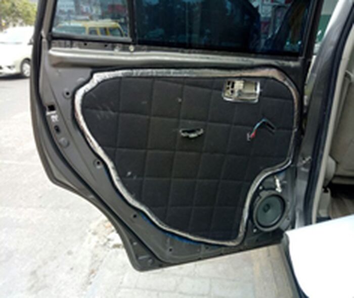 Peredam di Door Trim