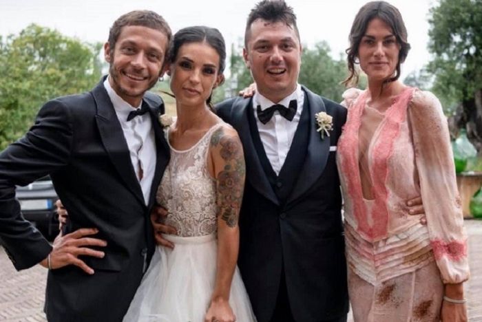 Valentino Rossi meramaikan pernikahan sahabatnya, Alessio Salucci