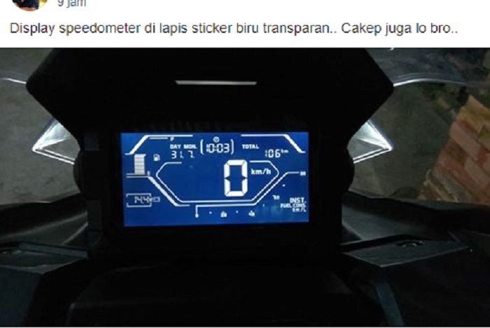 Pemasangan stiker transparan di speedometer Honda ADV 150.