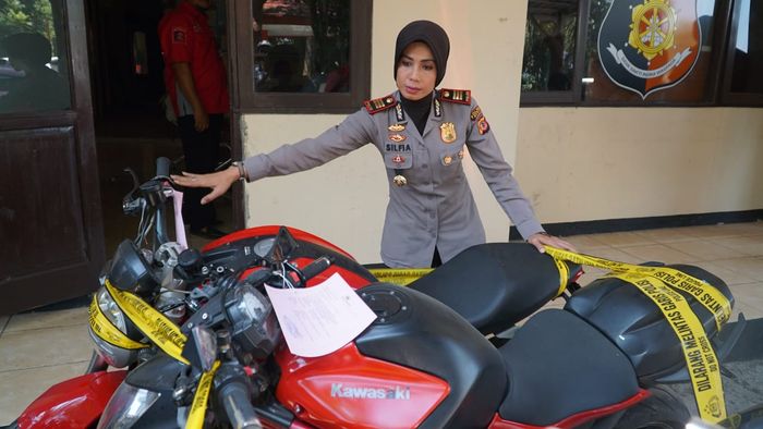 Kapolsek Babakan Madang Polres Bogor AKP Silfia Sukma Rosa amankan moge milik korban penipuan