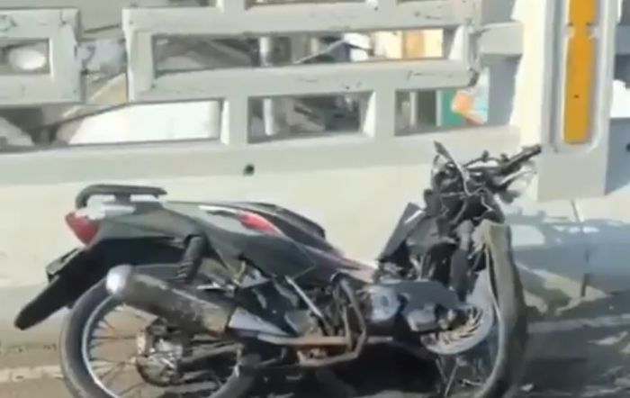 Honda Revo rusak parah akibat adu banteng dengan Mazda2