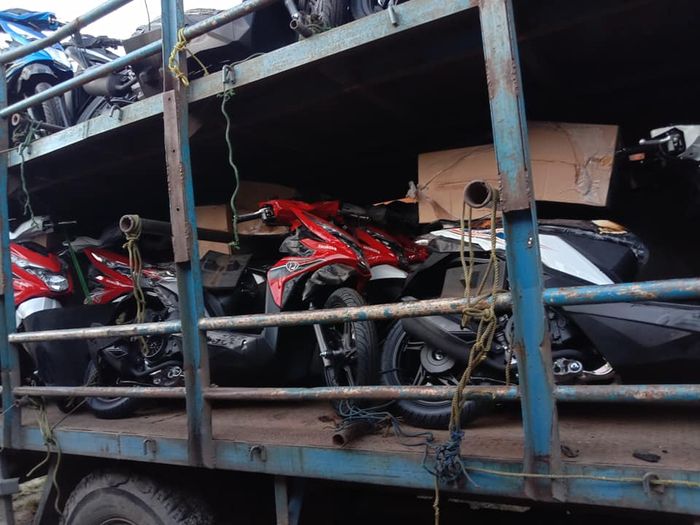 Beberapa Honda BeAT masih baru yang parkir di samping truk yang ludes terbakar