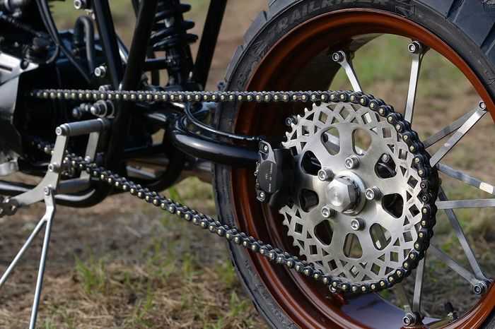 Kaki belakang model monoarm ala Ducati