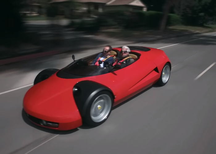 Mengendarai Ferrari Conciso harus menggunakan google karena hanya ada windshield kecil pada bagian depan.