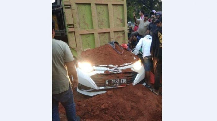 Daihatsu Sigra tertimpa bak dump truk, kabin hancur empat tewas, satu bayi selamat