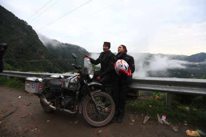 Darius Sinathrya dan Donna Agnesia mengendarai Royal Enfield Himalayan.