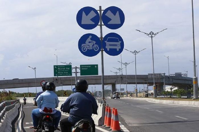 Jalan Tol Bali Mandara juga memiliki jalur khusus untuk motor