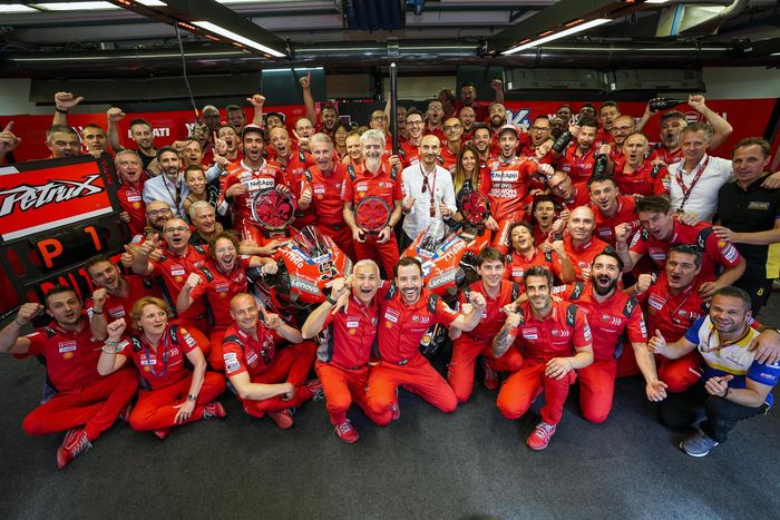 Seluruh kru Ducati kal merayakan kemenangan di MotoGP Italia